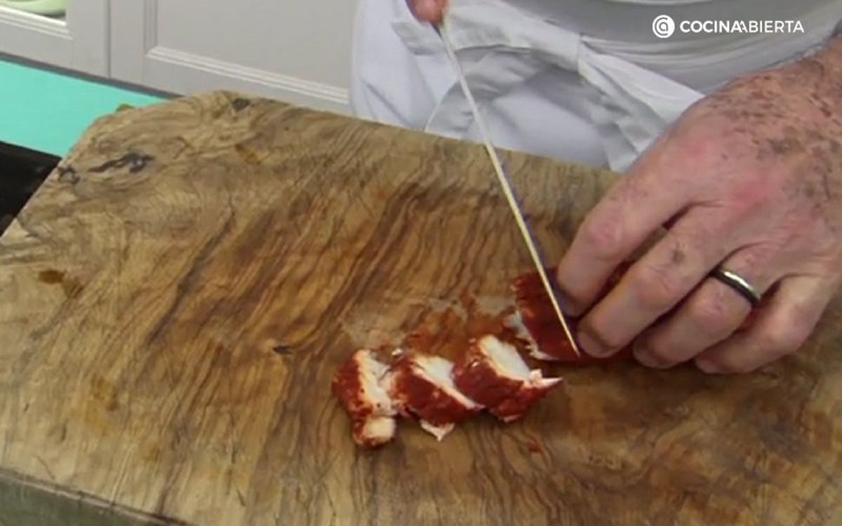 Corta el rape en rodajas de medio centímetro de grosor