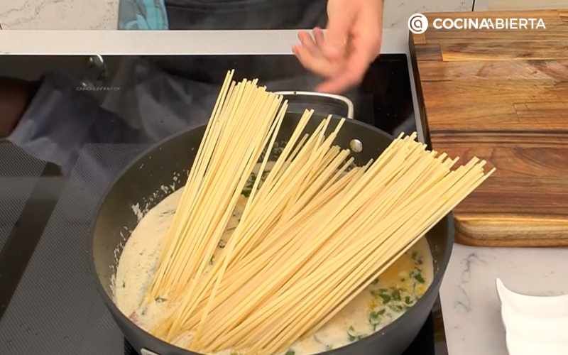 Añade la pasta