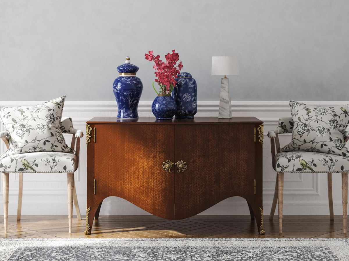 Mueble antiguo y complementos vintage.