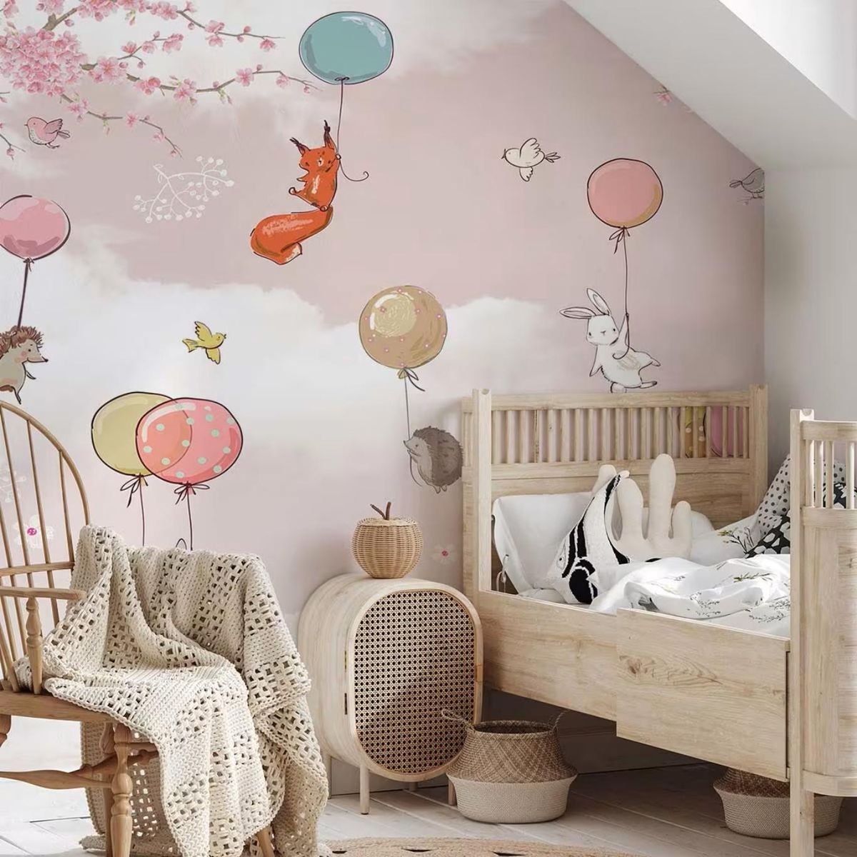 Habitación infantil con papel pintado de animalitos en rosa.