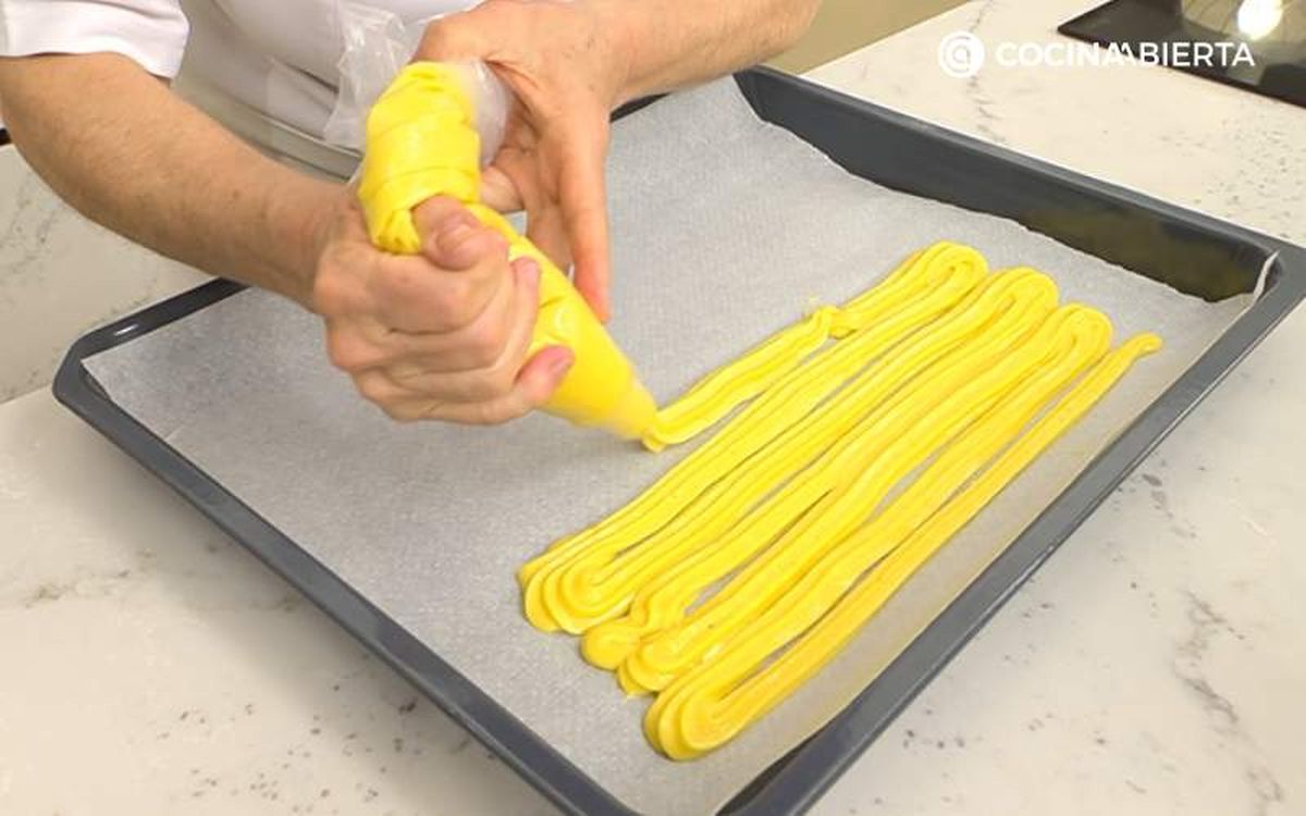 Pon la pasta choux sobre papel de horno