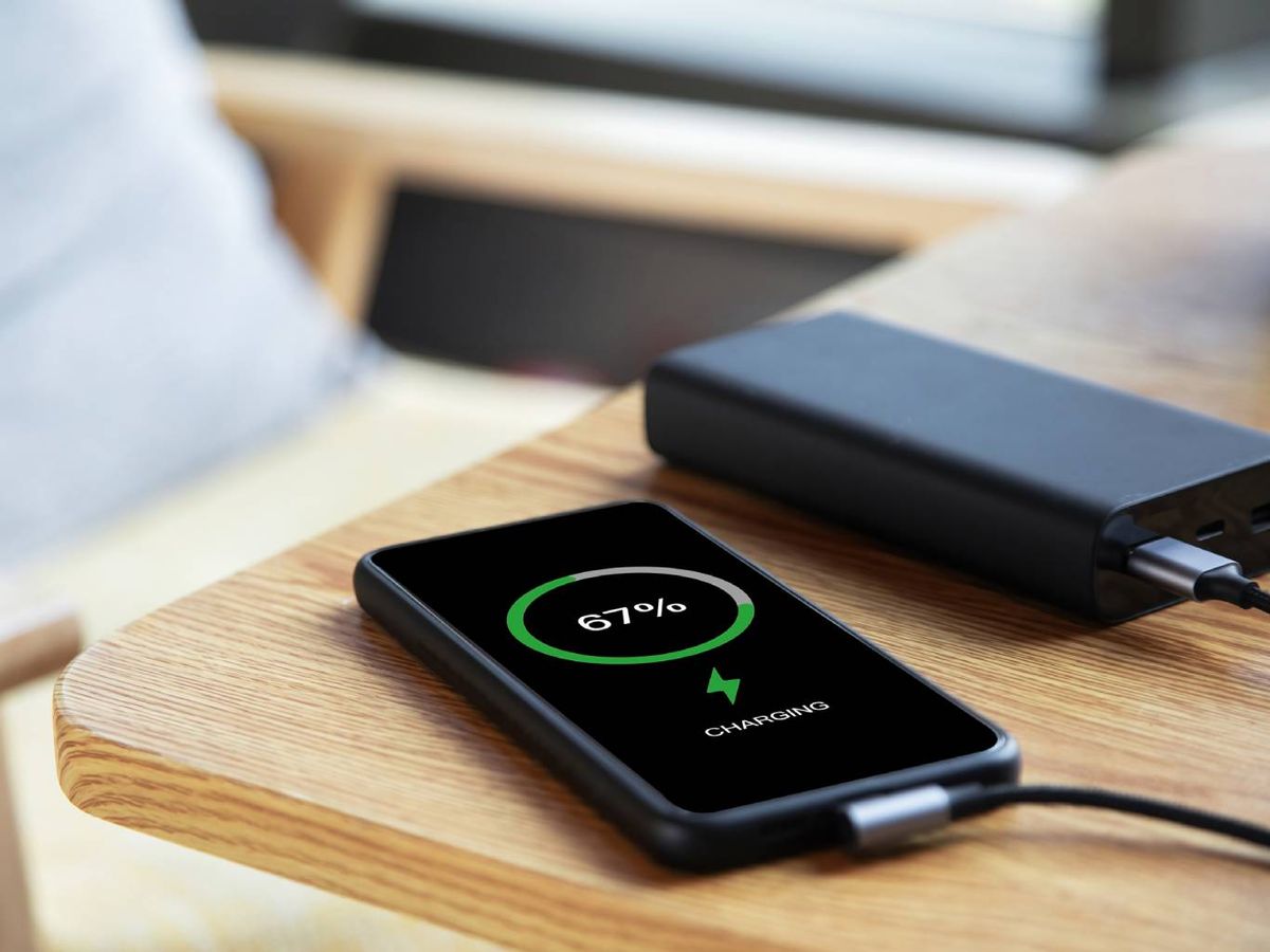 Puedes usar una batería externa reciclada como parte de tu cargador solar casero.