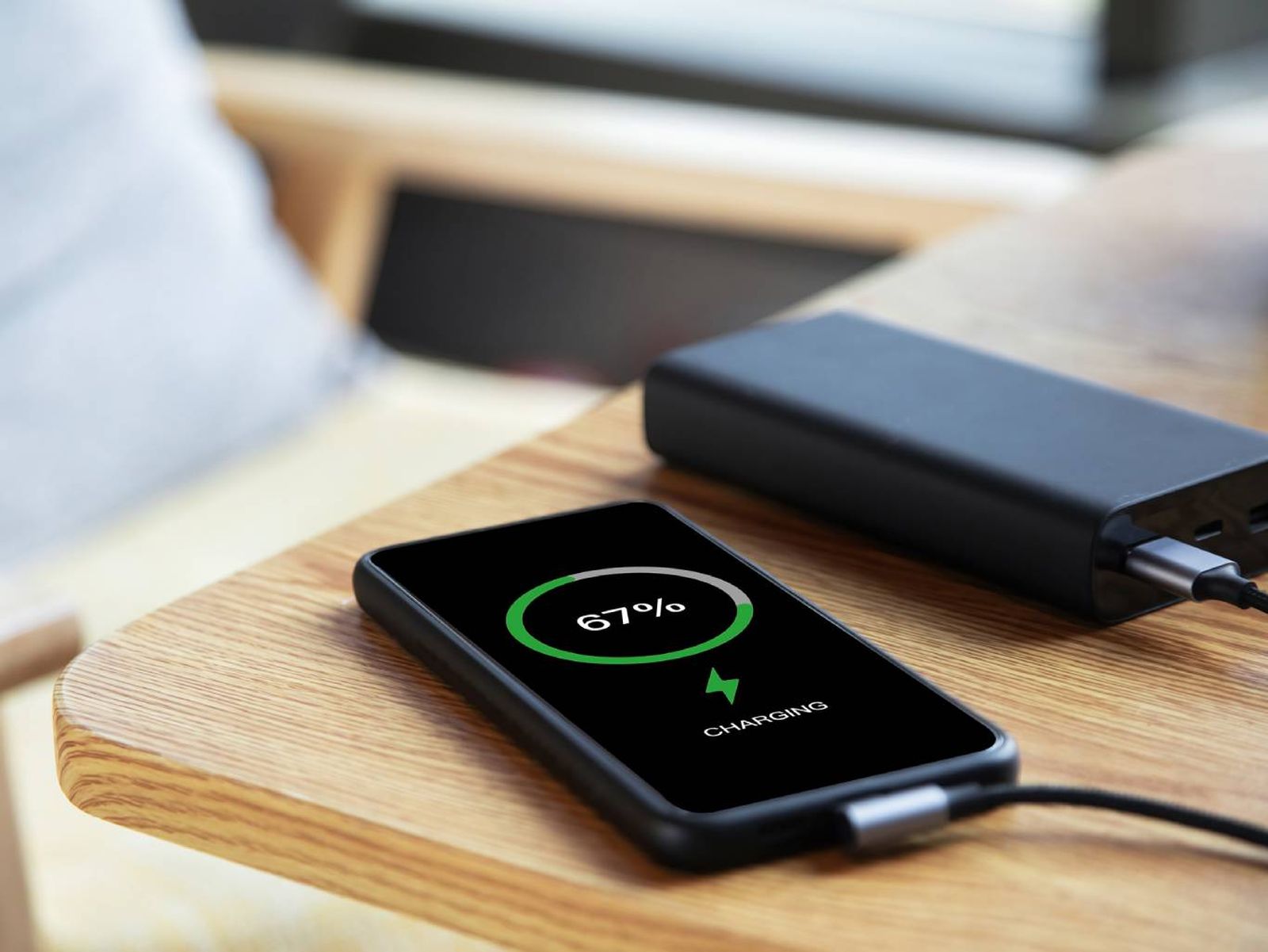 Puedes usar una batería externa reciclada como parte de tu cargador solar casero.
