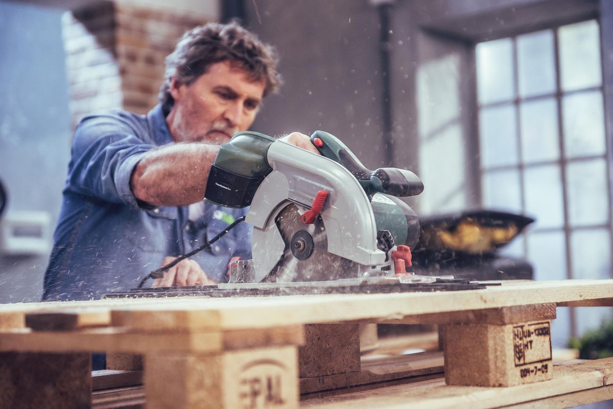 Cómo hacer una butaca con palets y asientos de coche paso 1