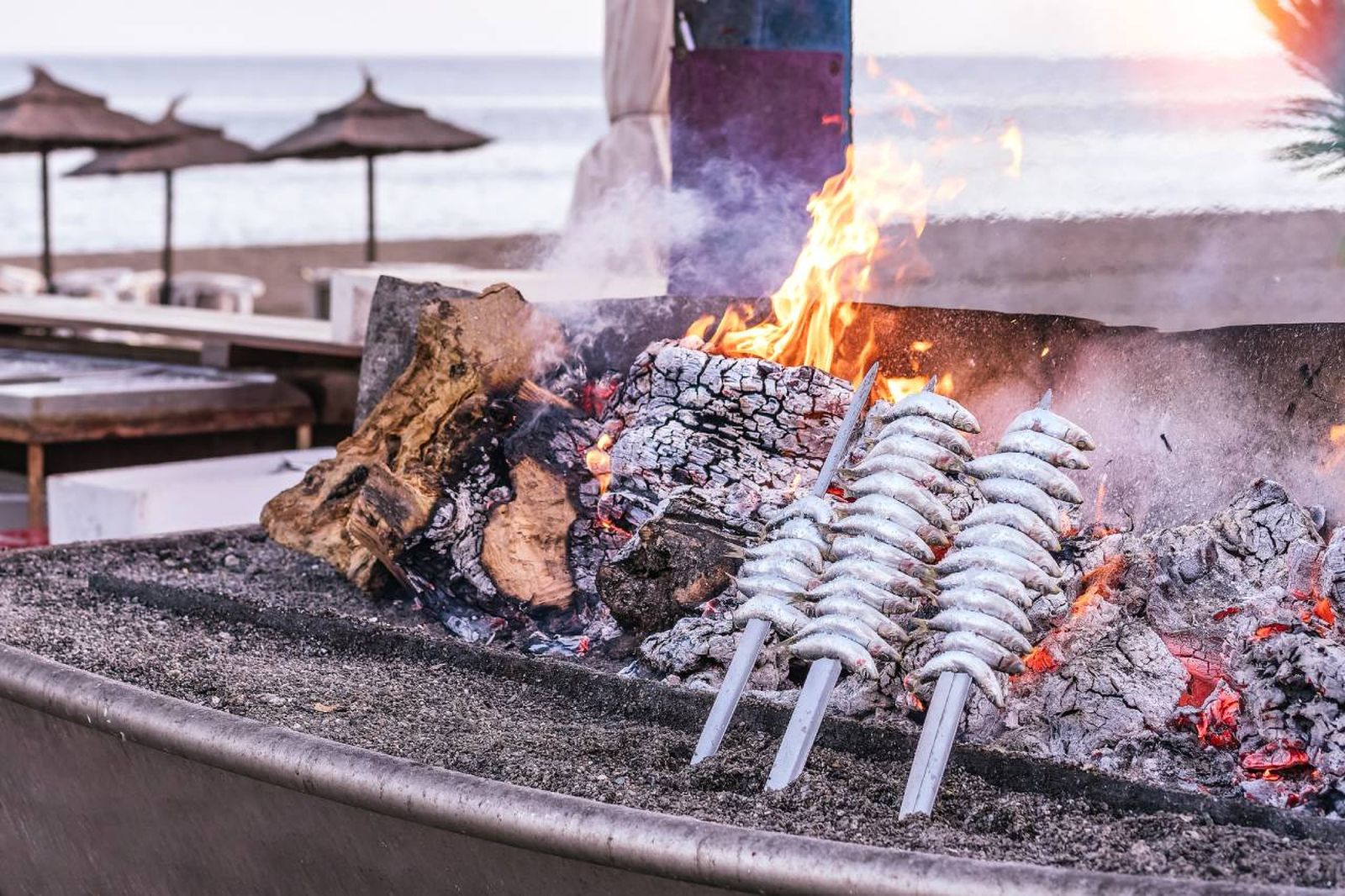 Espetos de sardinas en los chiringuitos y restaurantes de Málaga
