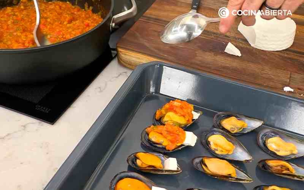 Cubre los mejillones con fritada