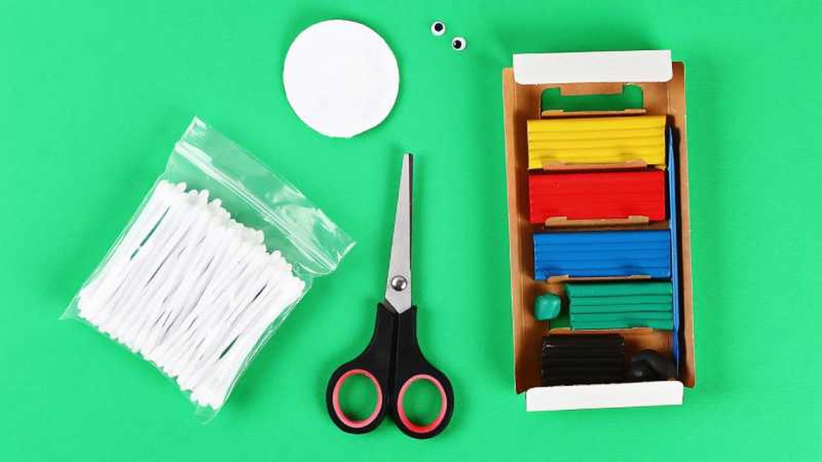 Materiales para hacer ovejas con bastoncillos de algodón.