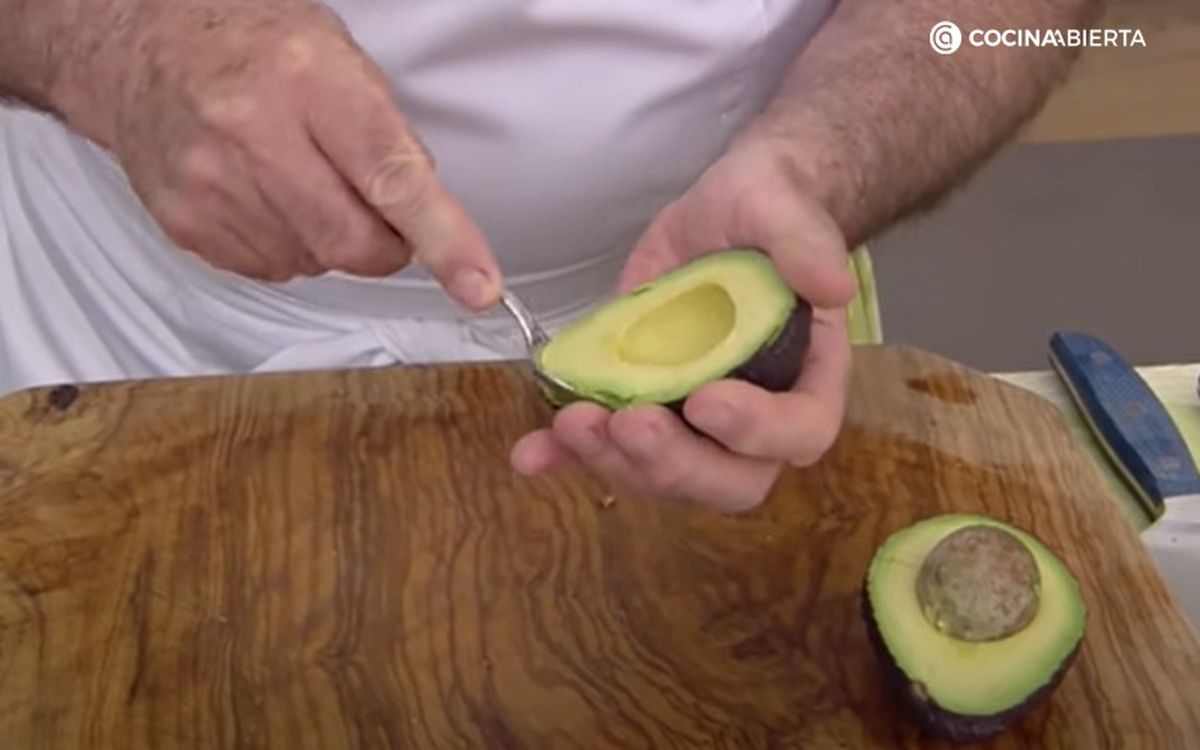 La mejor forma de sacar la carne del aguacate es con una cuchara