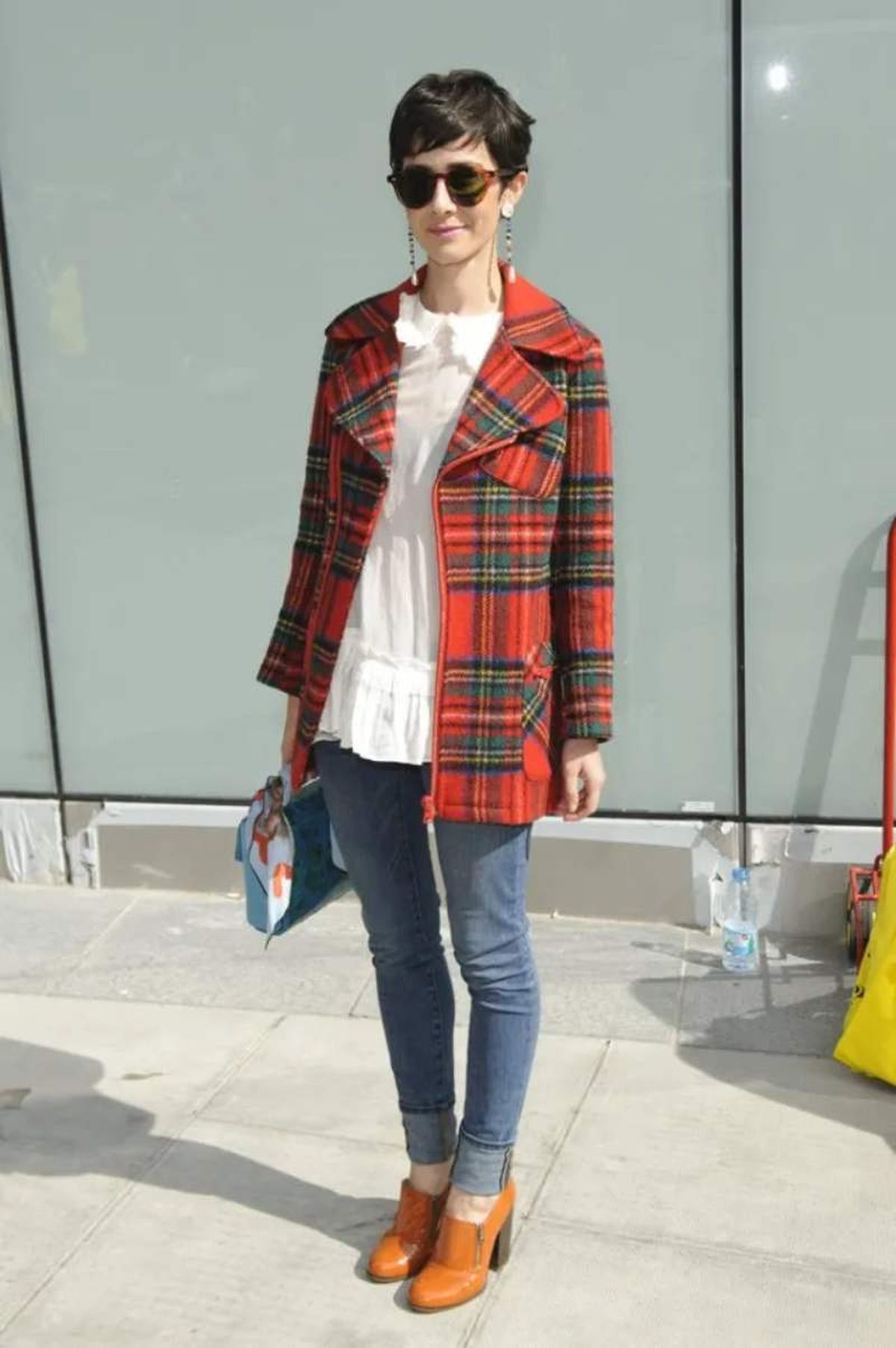 Chaqueta en cuadro escoces con vaquero y camisa blanca