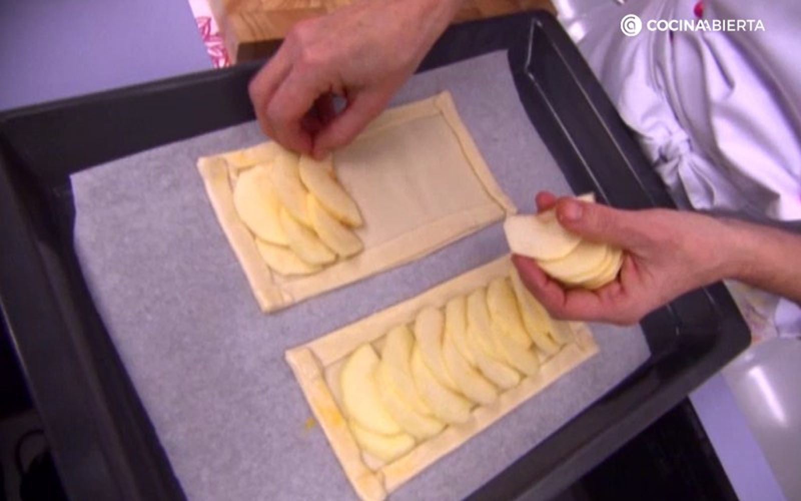 Corta las manzanas en rodajas finas en forma de media luna