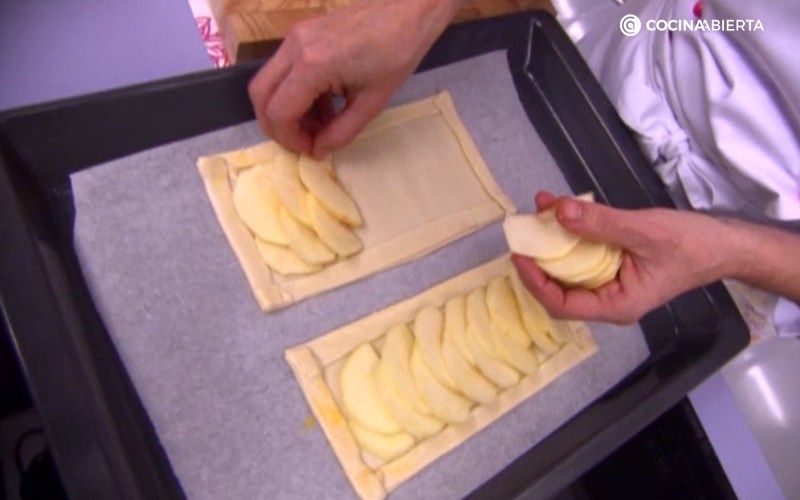 Corta las manzanas en rodajas finas en forma de media luna