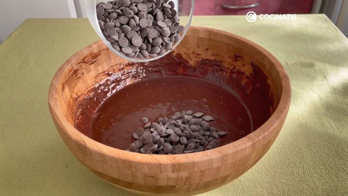 Agregamos las pepitas de chocolate a la masa