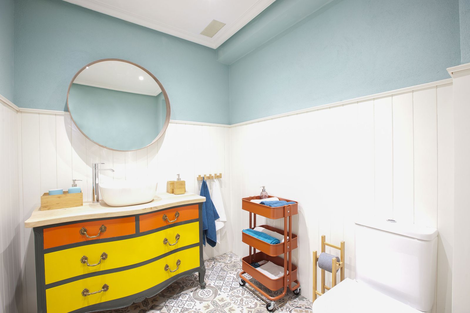 Aseo con friso de madera blanco