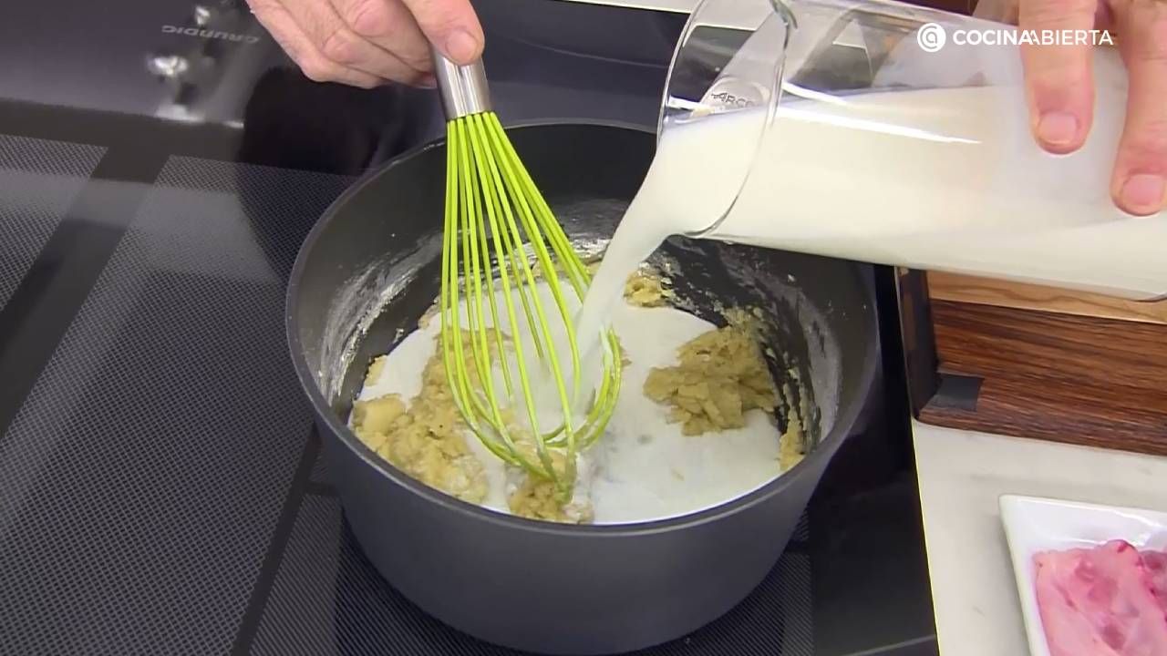Prepara una bechamel espesa, la salsa Villeroy