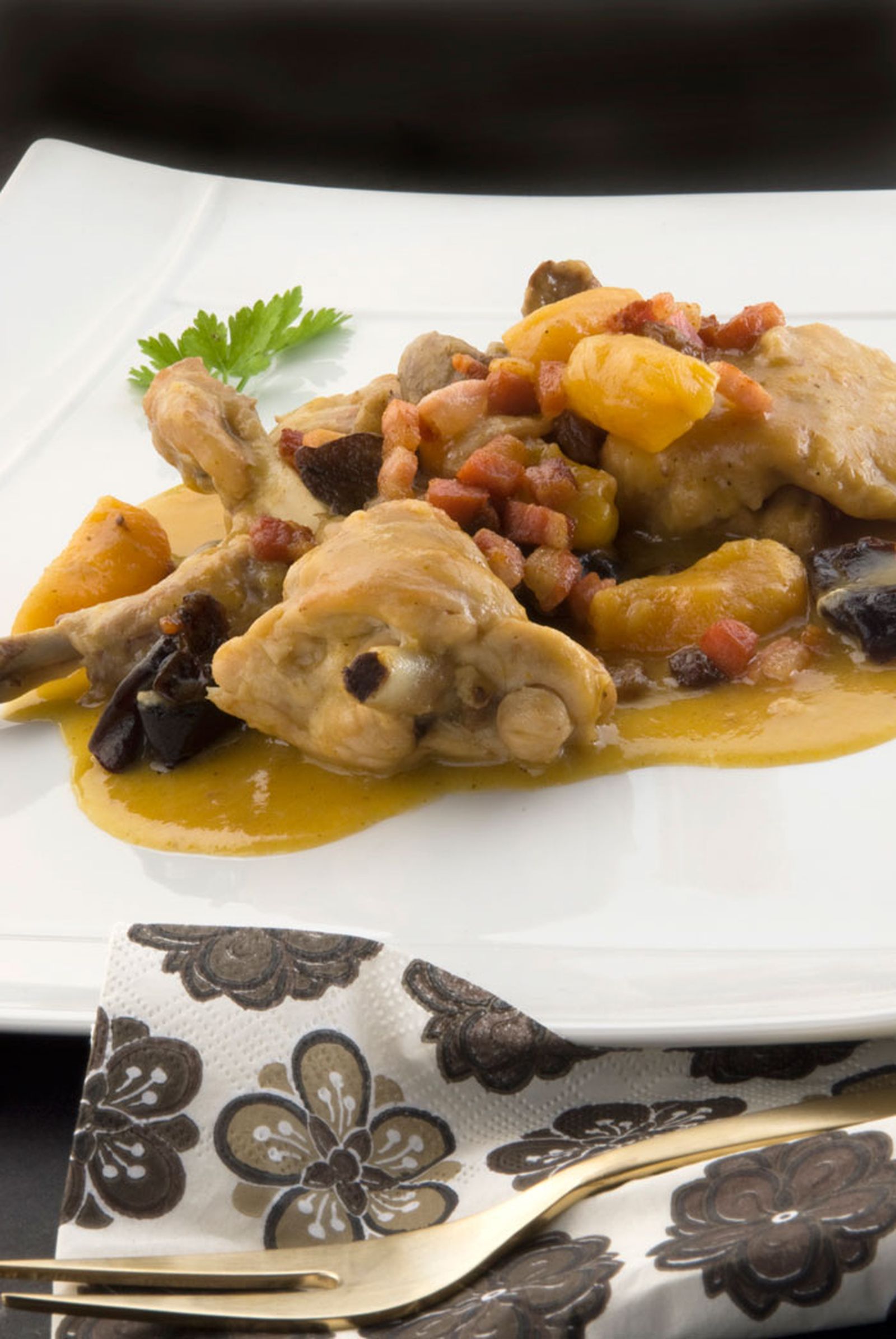 Conejo en salsa con frutas pasas