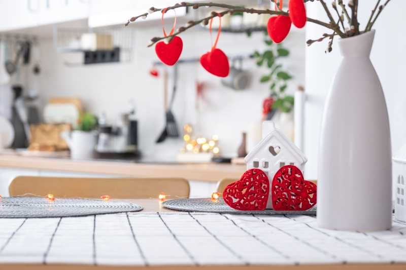 Cocina con adornos minimalistas de San Valentín.