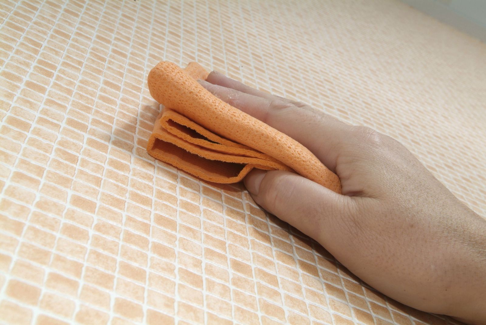 Empapelar con papel especial para baño paso 11