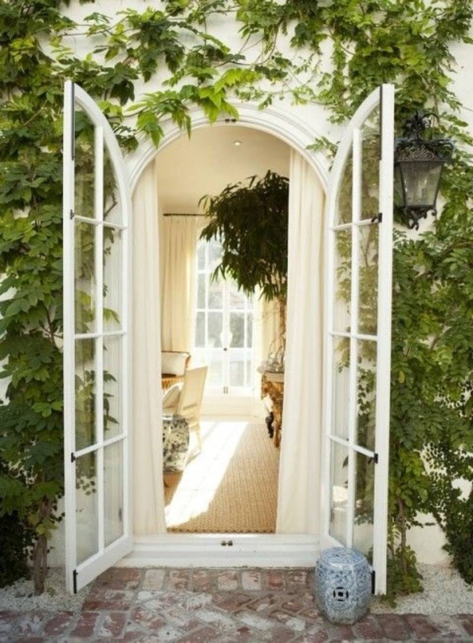 Casa con puerta con arco decorativo en el exterior.