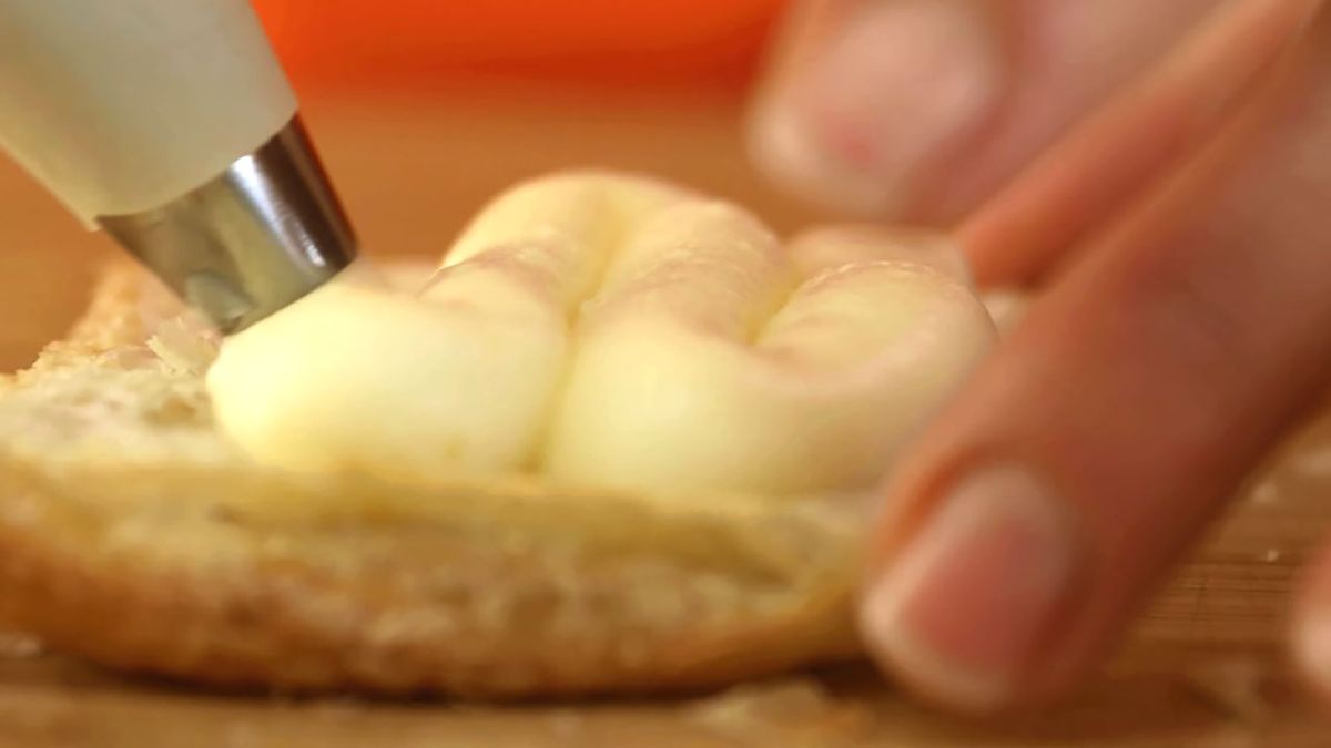 Receta de miguelitos de la Roda rellenos de crema  paso 5