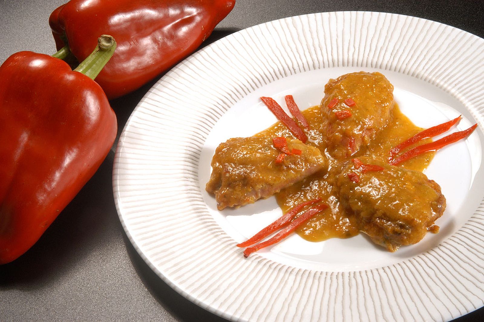 Pimientos rellenos de carne y queso con salsa española