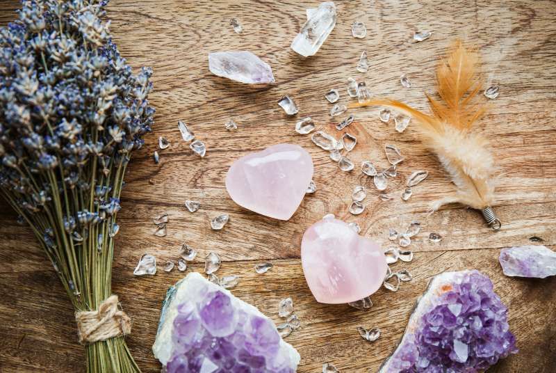 Decoración feng shui con cristales de amatistas y cuarzos rosas.