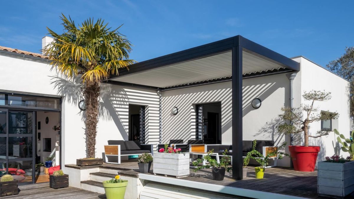 Pérgola bioclimática en el jadín