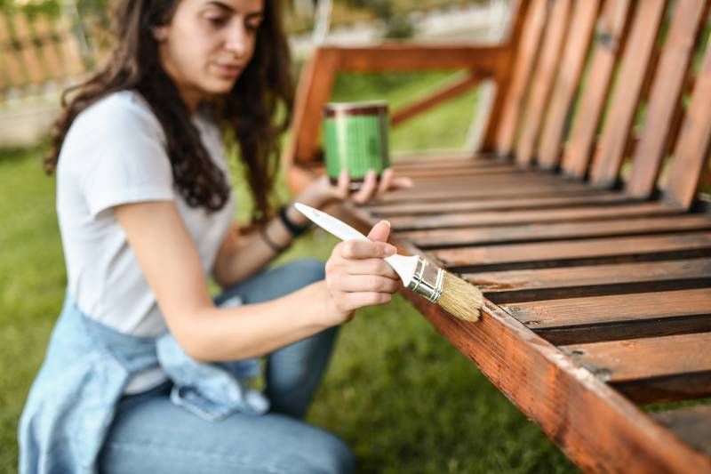 Un buen encerado abrillanta una silla de madera