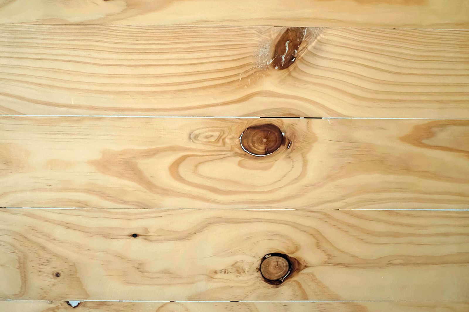 Relleno de huecos, grietas y venas en madera