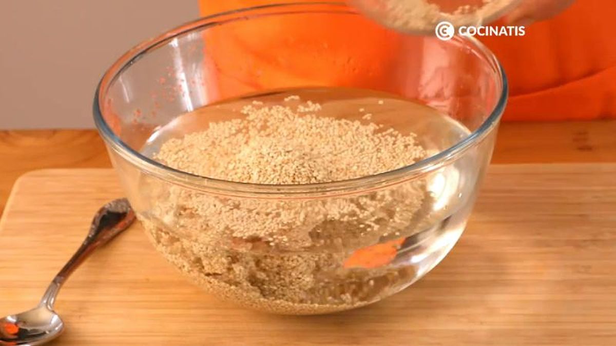 Introduce la quinoa en un recipiente con agua, remueve y limpia