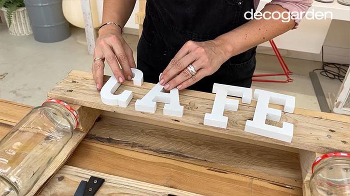 como hacer una estanteria para el cafe con un pale paso 13