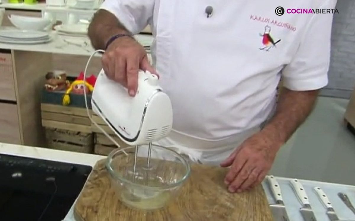 Monta la clara de huevo para incorporarla a la masa del rebozado