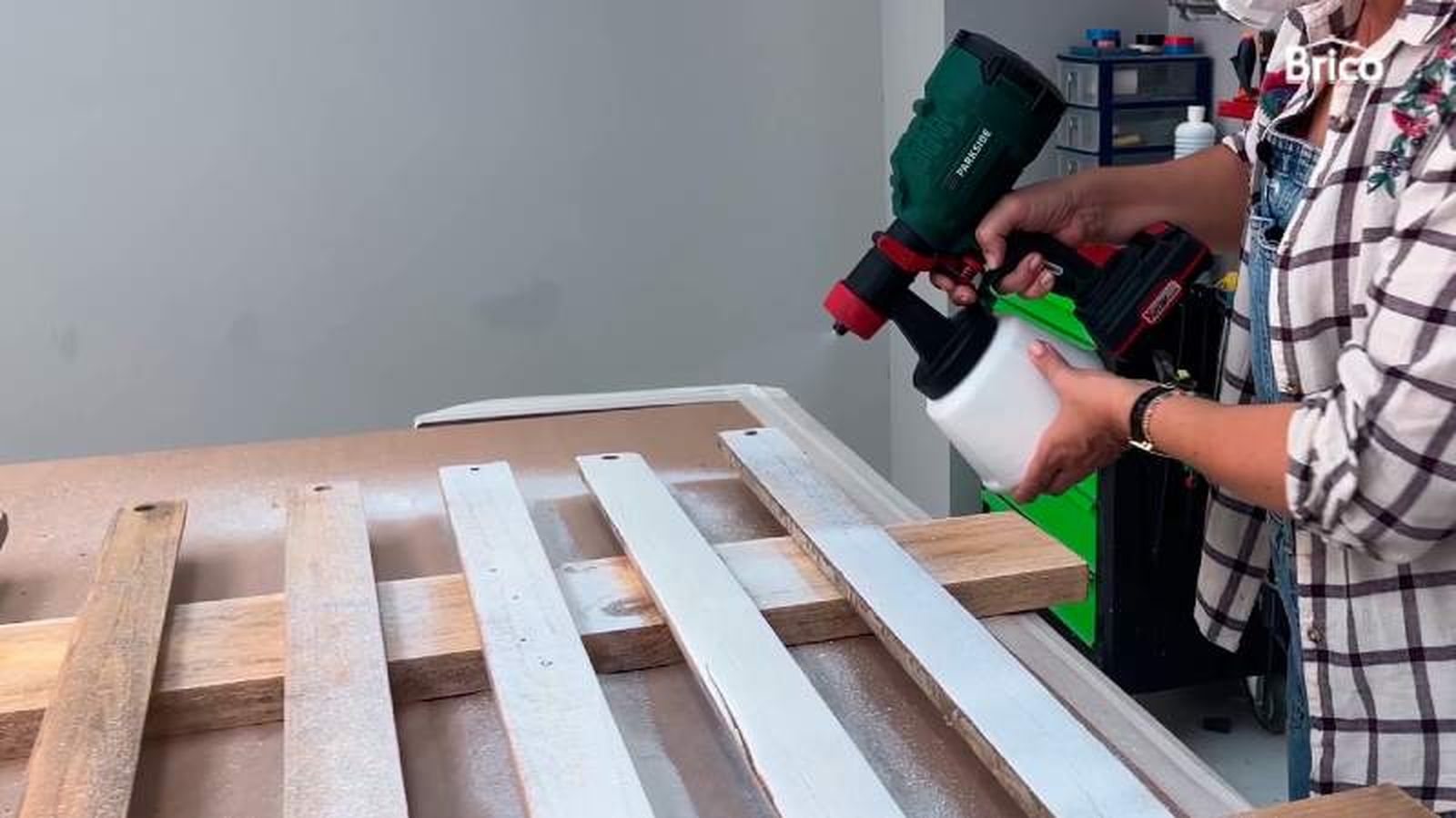Pintar las piezas de madera con la pistola de pintar