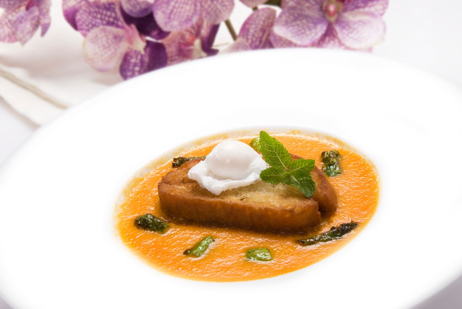 247 Sopa de tomate con su guarnicion