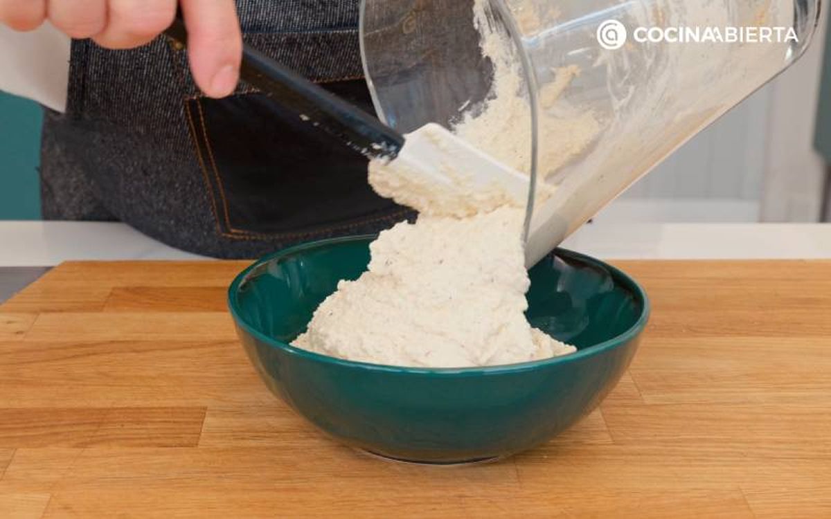 Elaboración de la receta de queso vegano de avellanas - Refrigera el queso vegano