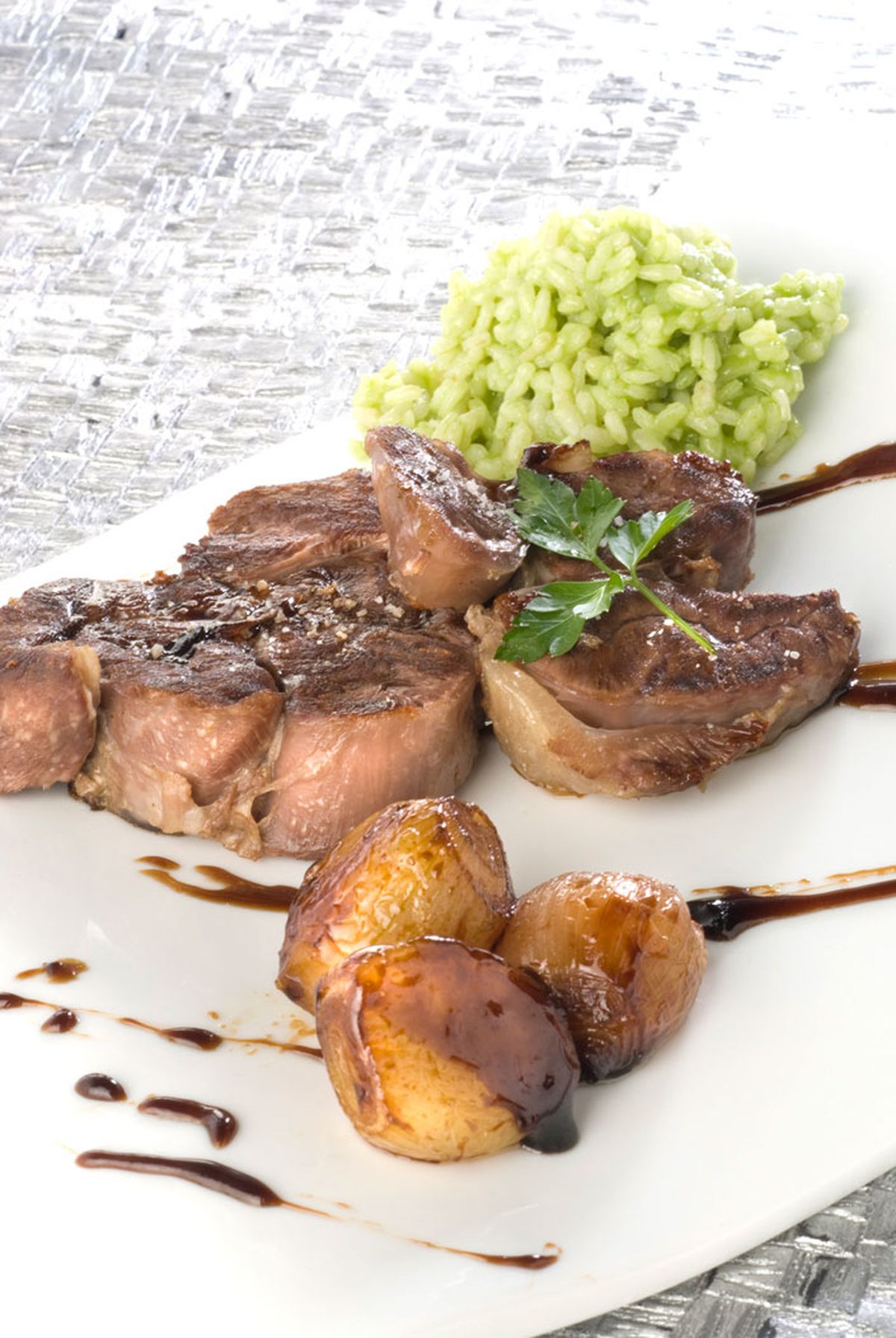 Morcillo con chalotas y arroz verde