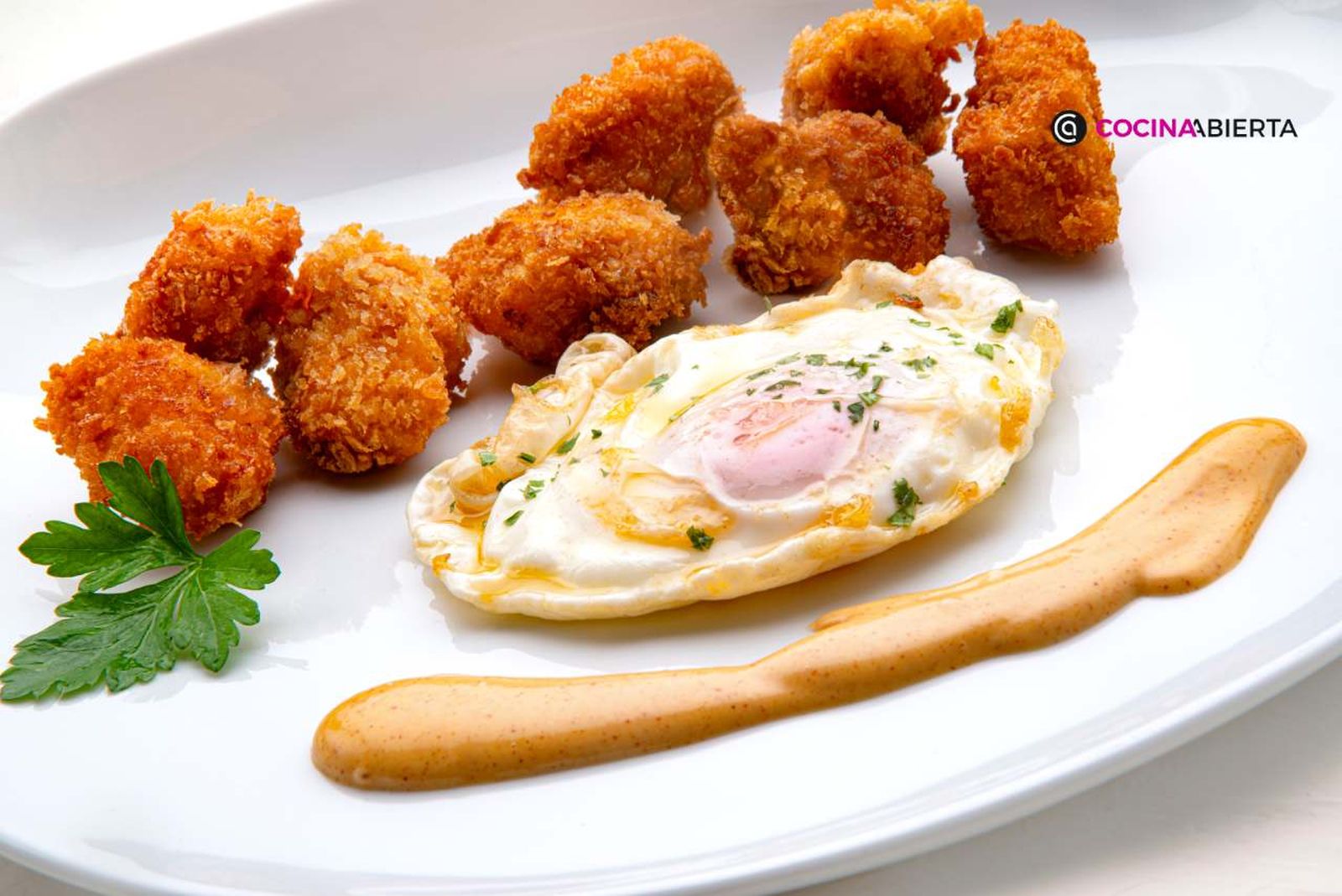 Acompaña este delicioso pescado con huevo frito y una emulsión de ajo y pimentón