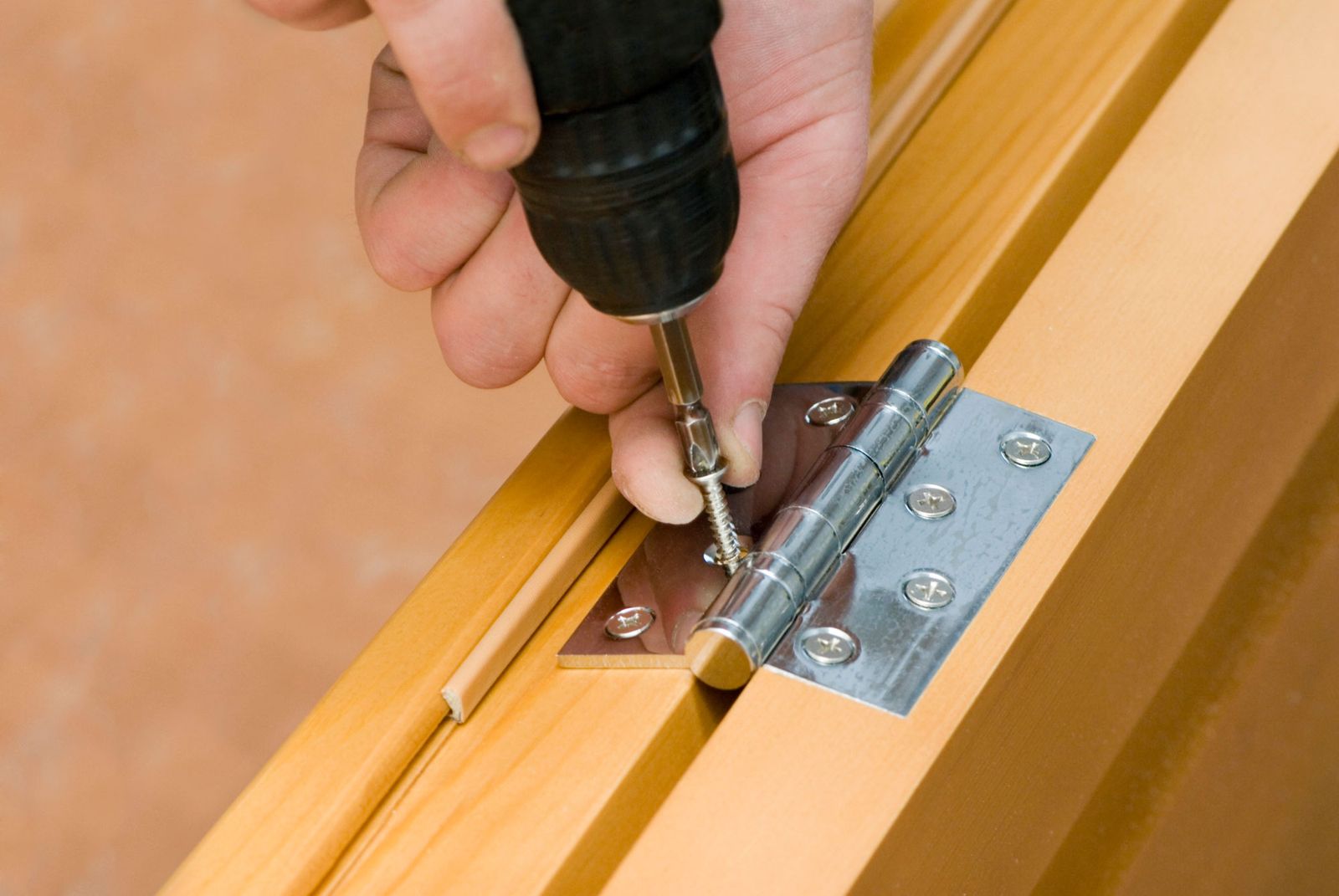 Cómo reparar la bisagra de un biombo