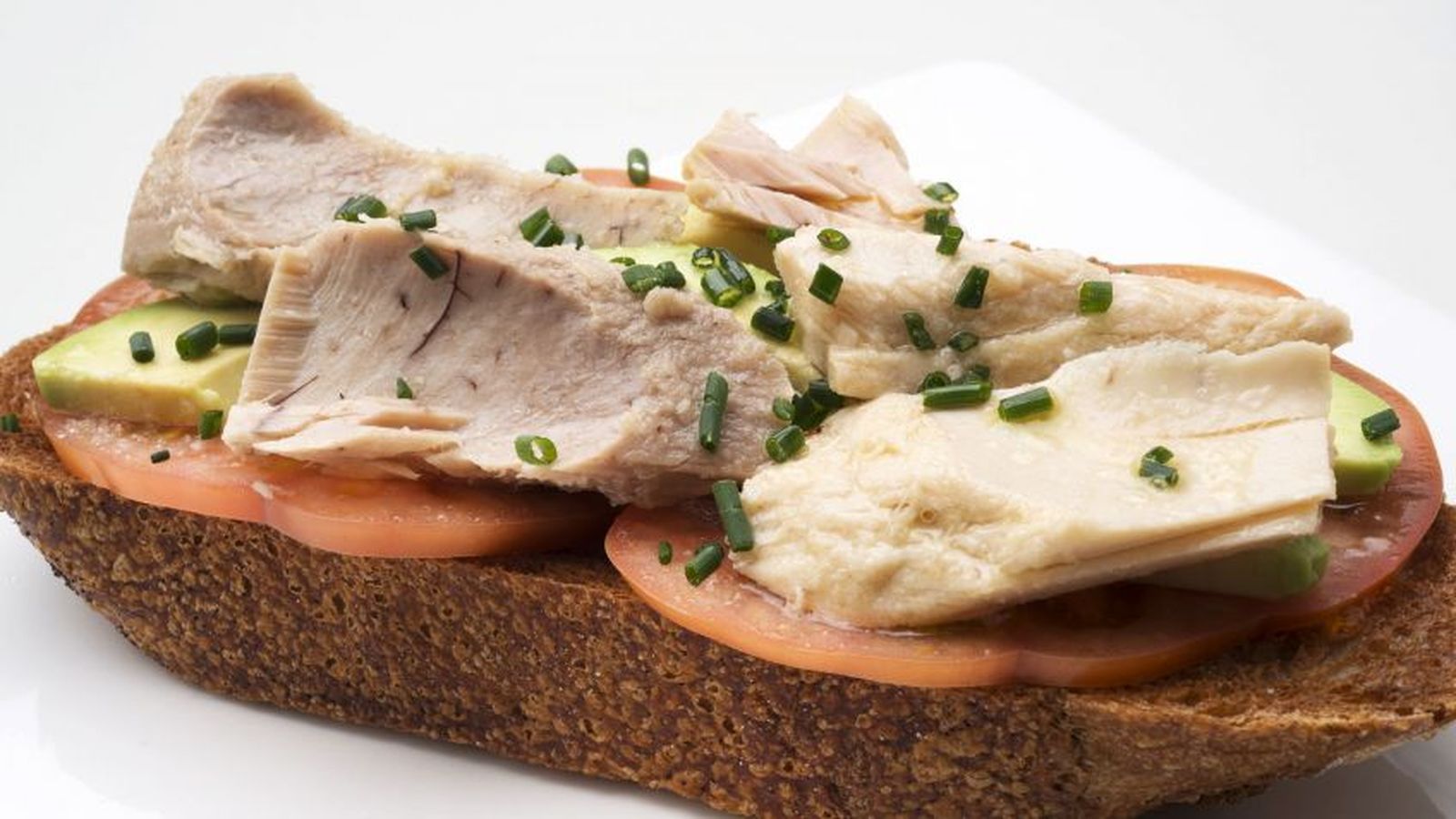 tosta de tomate aguacate y bonito