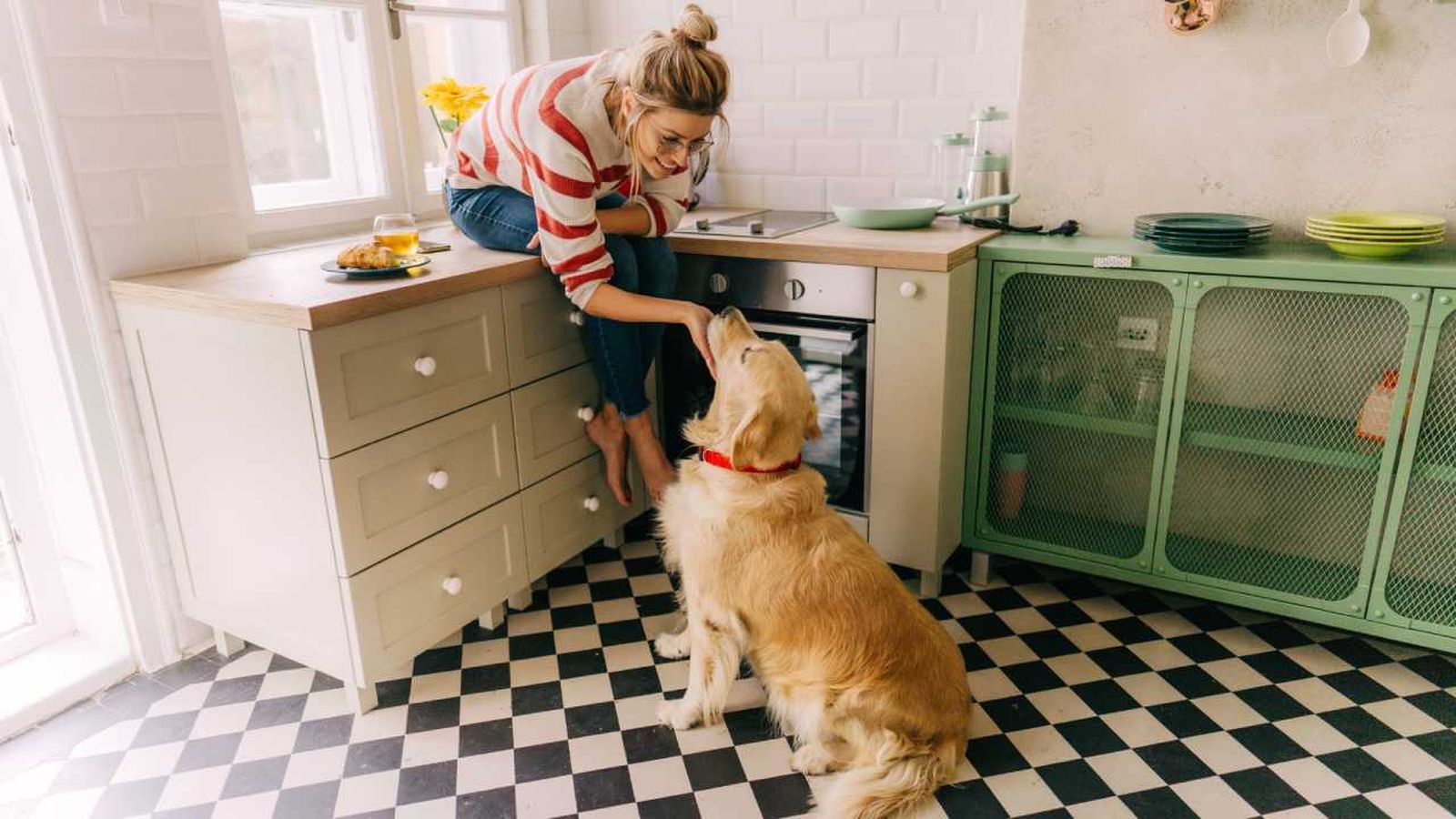 Cocina ordenada y acogedora.