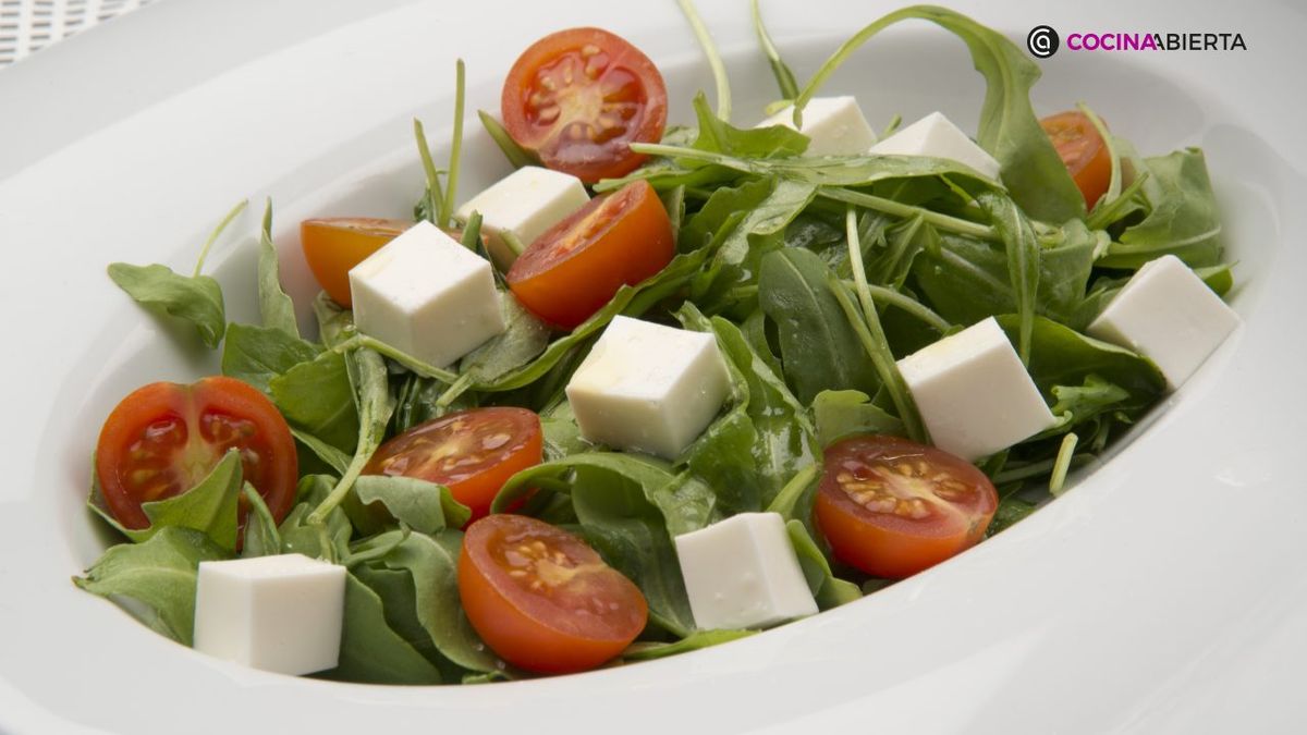 La ensalada de rúcula, cherrys y queso es una opción perfecta para cualquier comida
