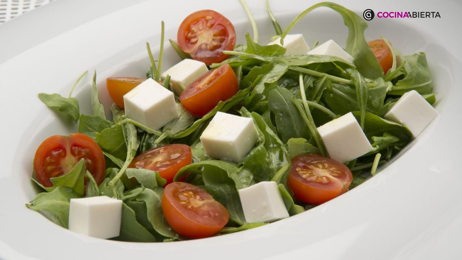 La ensalada de rúcula, cherrys y queso es una opción perfecta para cualquier comida