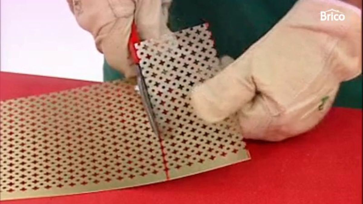 Cortar una chapa de aluminio con cizallas