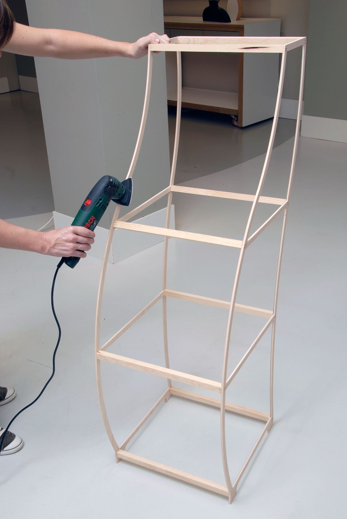 Cómo hacer una lámpara de pie de madera y papel paso 7