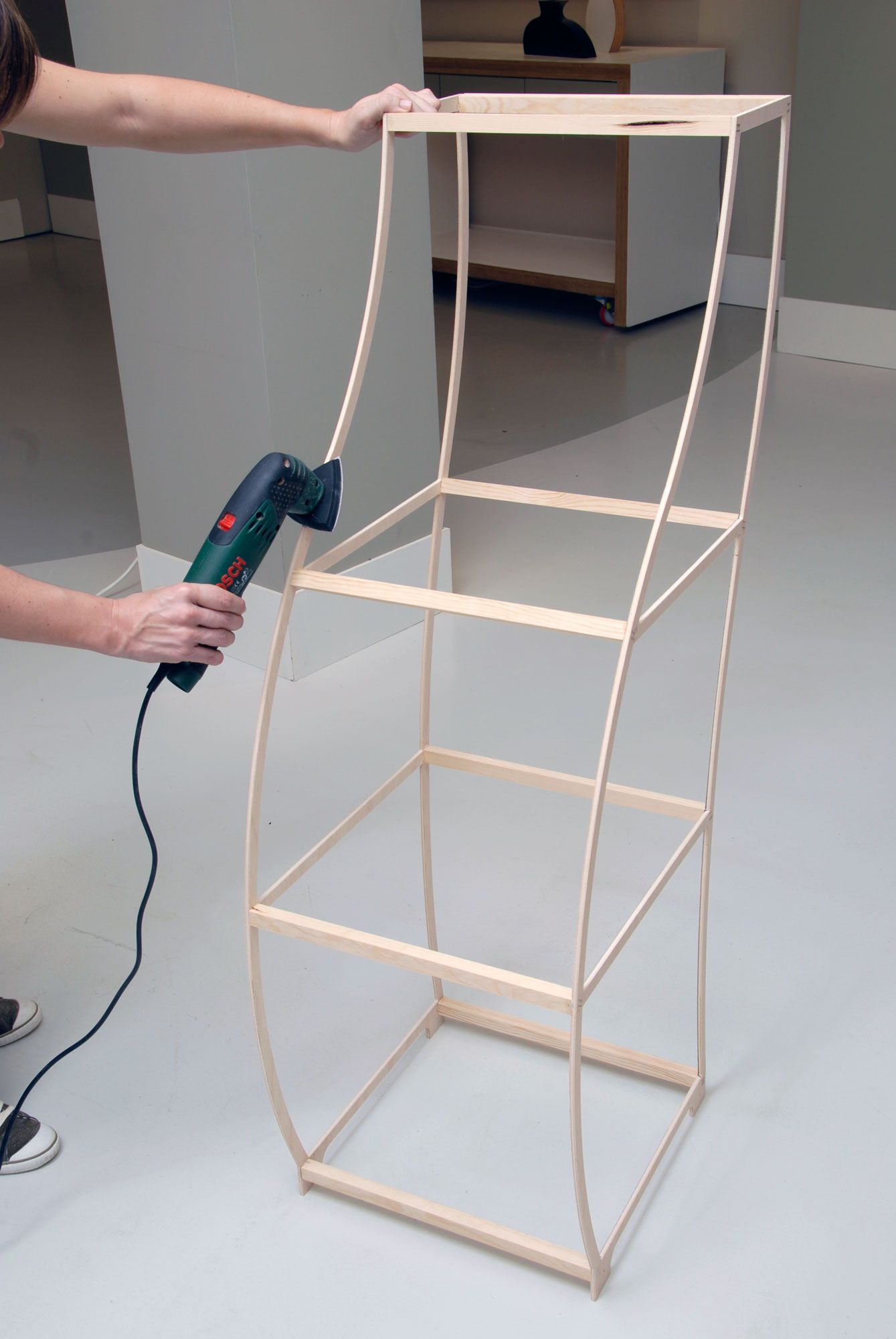 Cómo hacer una lámpara de pie de madera y papel paso 7