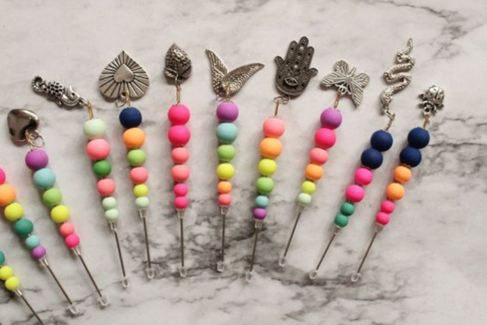 Alfileres decorativos con abalorios de colores.