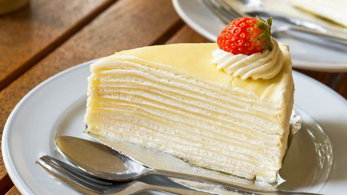 tarta de crepes con nata y fresa