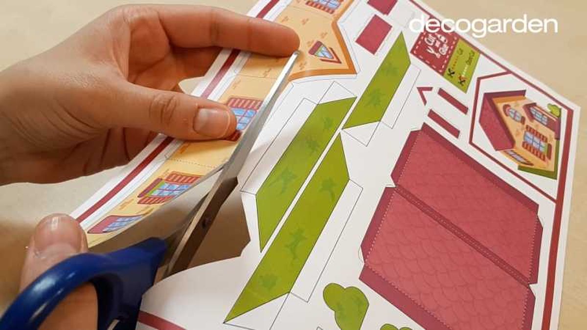 Recortar las plantillas para hacer las casas de papel.