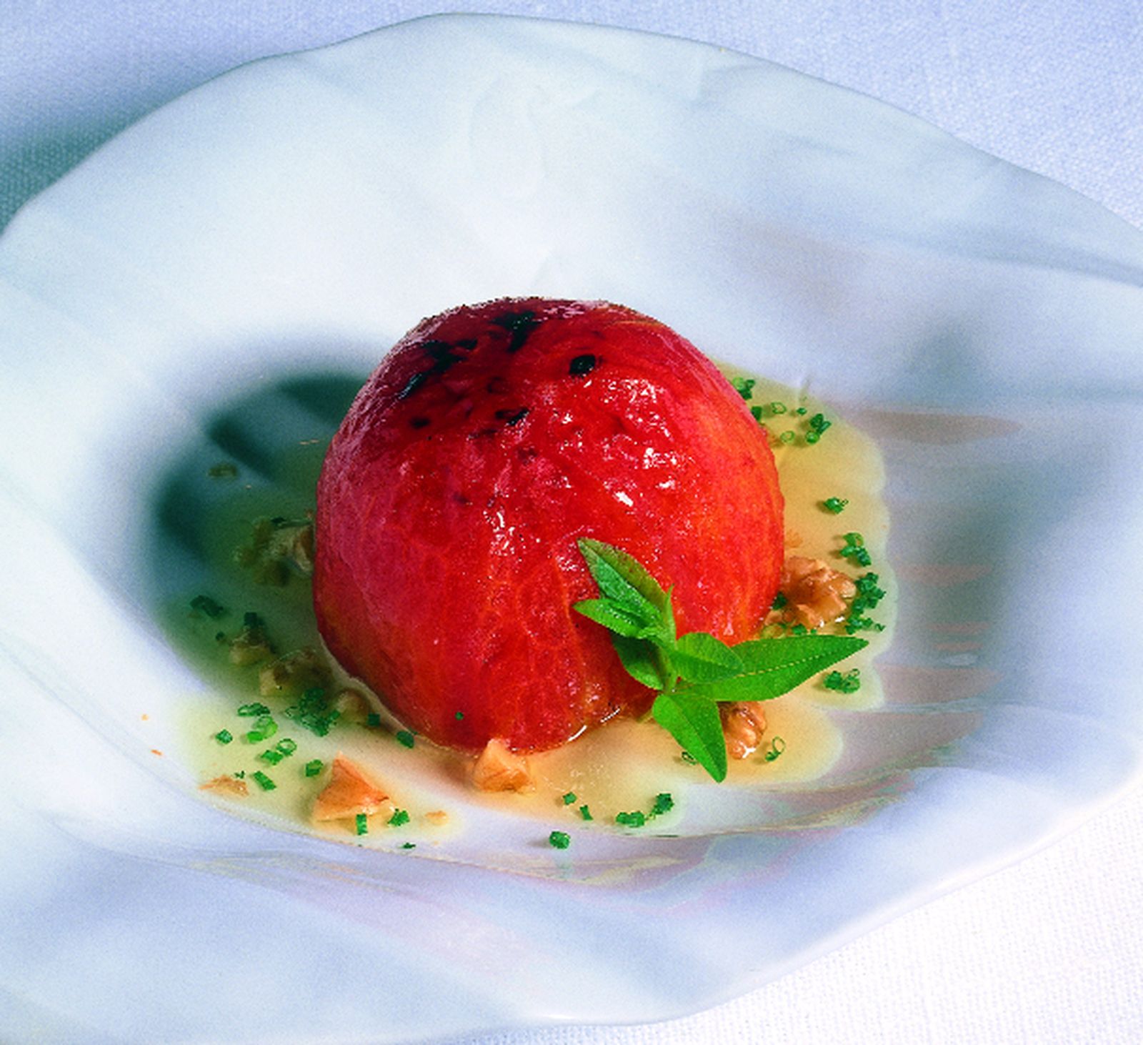 Tomate relleno de queso ahumado
