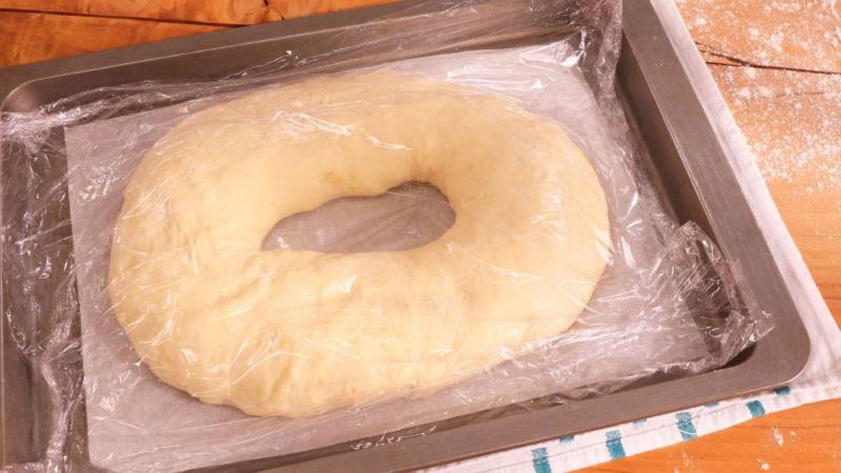 Dejar fermentar el rosco hasta que triplique su volumen asegura un resultado esponjoso y aireado, característico del roscón de Reyes | Fotos: Cocinatis