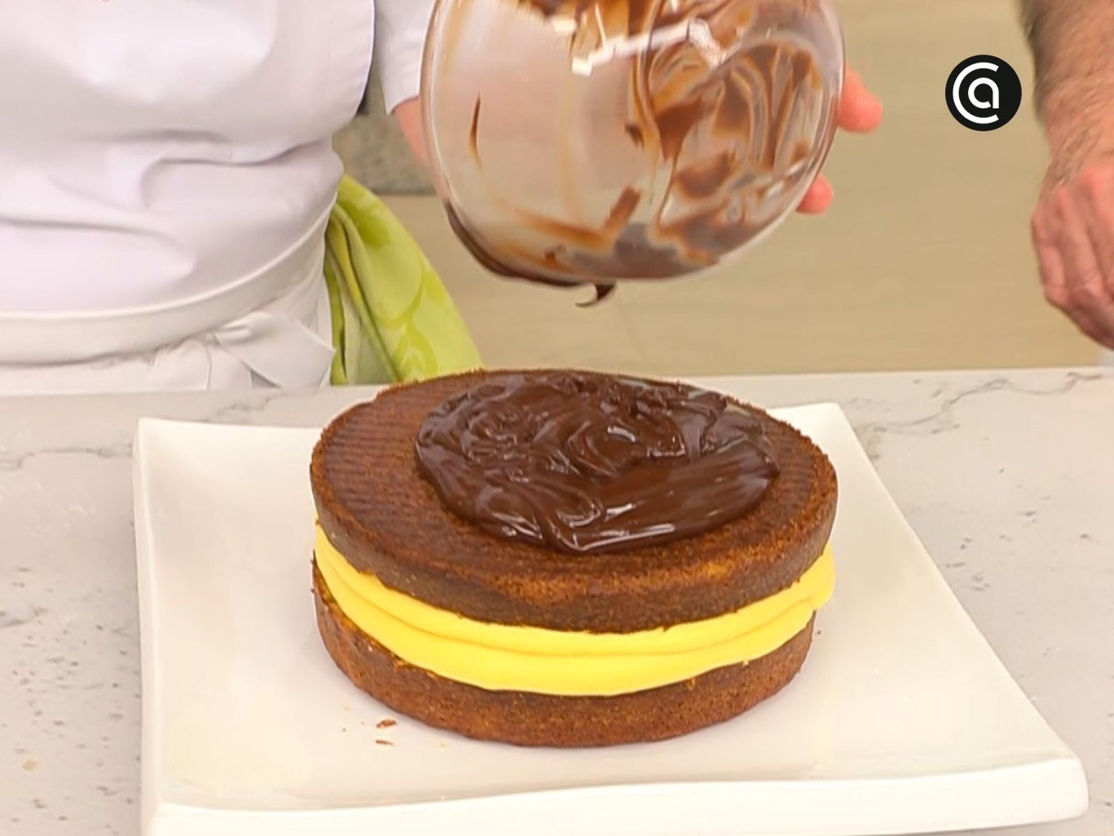 Cubre el bizcocho con la ganache de chocolate